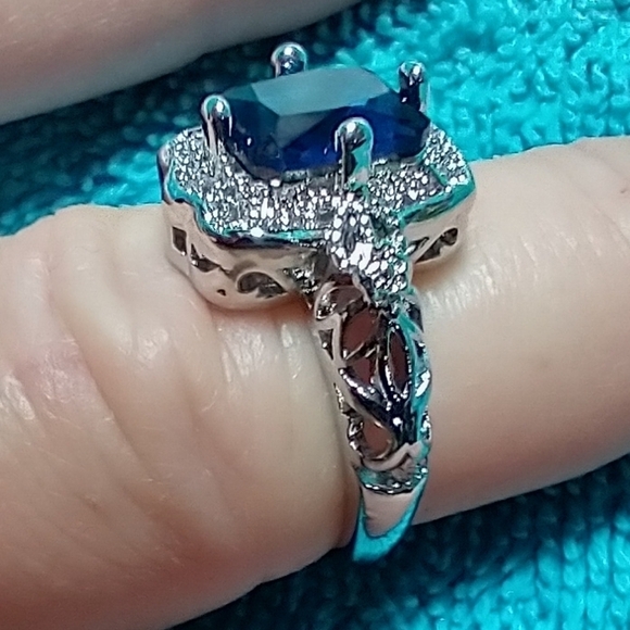 Silvertone blue stone intricate ring - Picture 4 of 5